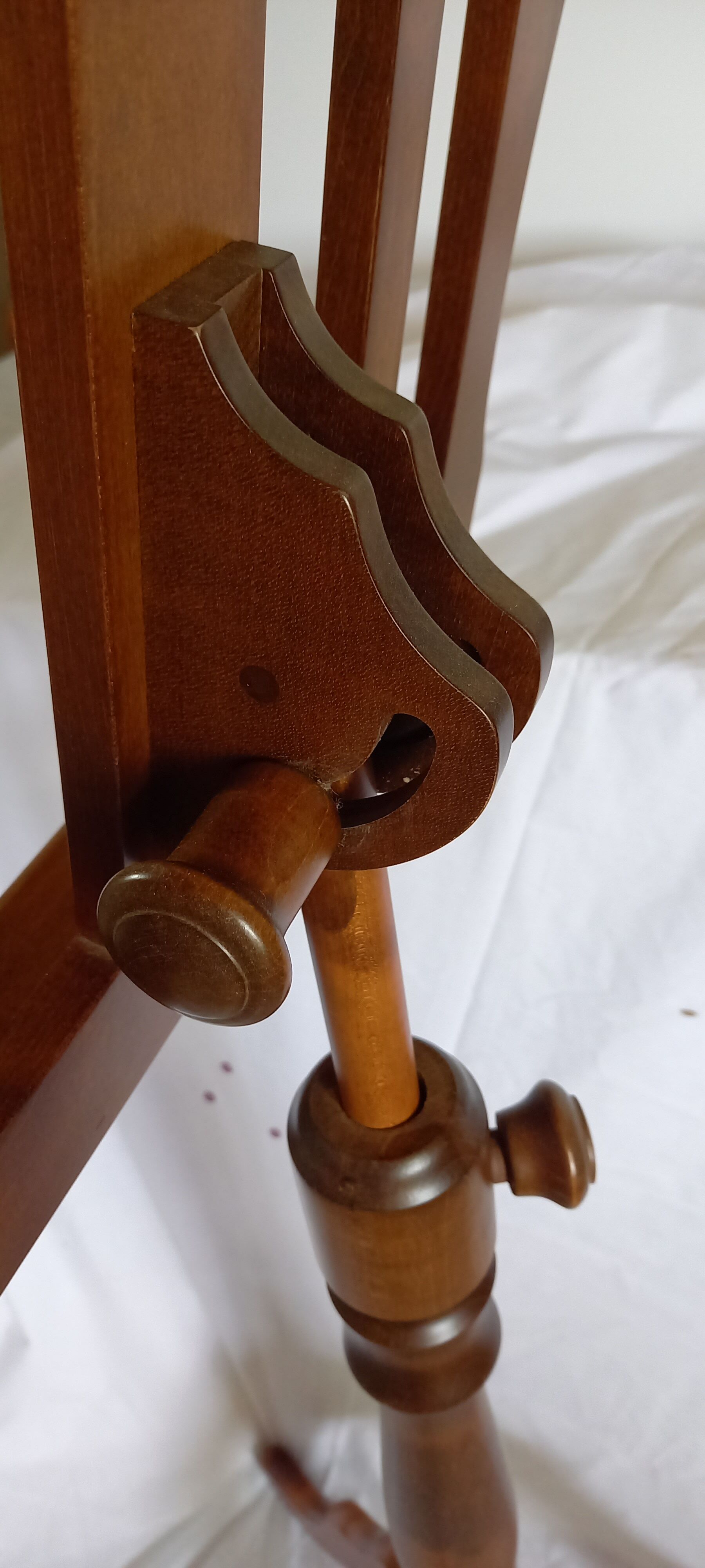 Wooden lutrine from Thomann