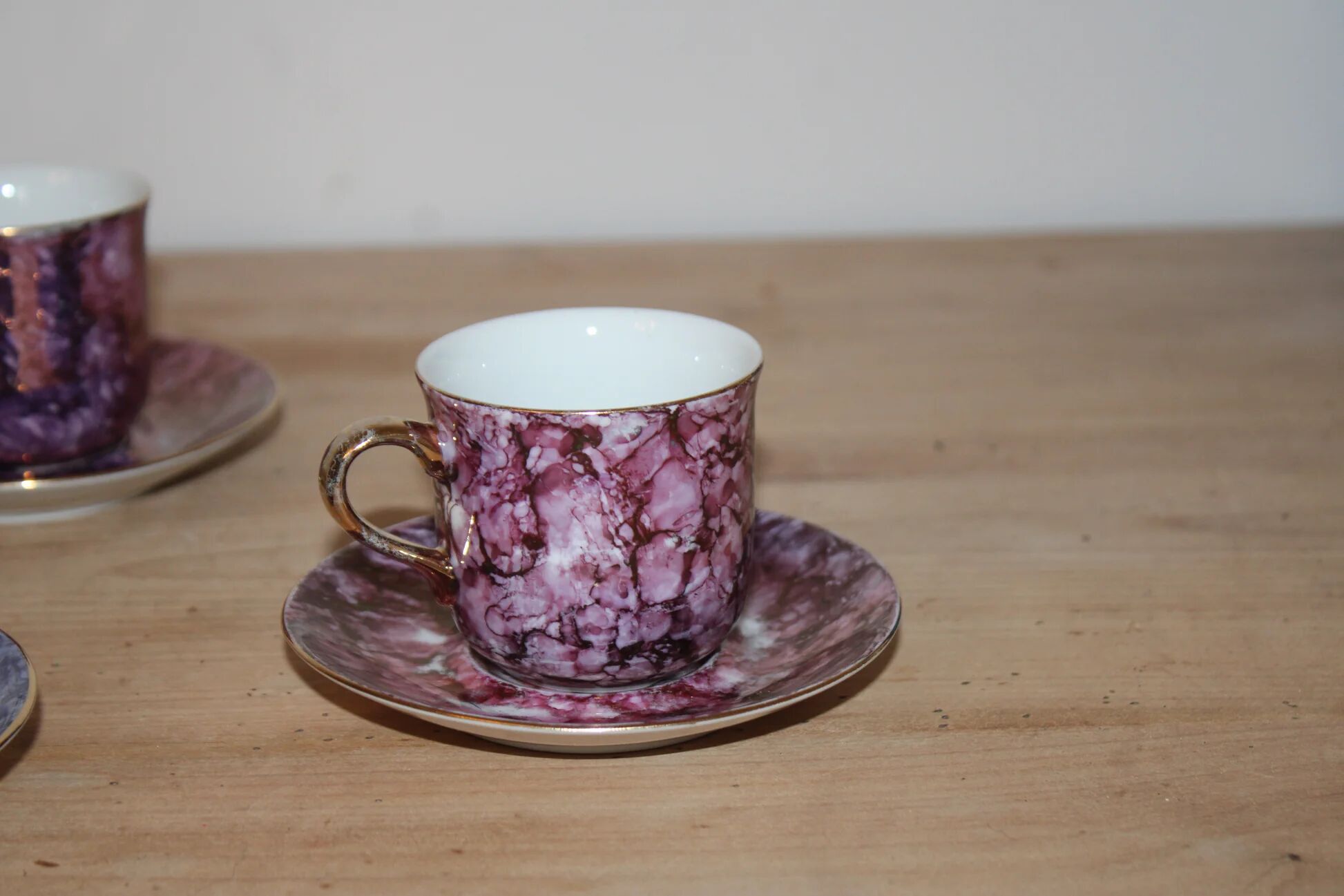 Set of 5 marbled porcelain coffee cups and saucers, hand-painted, with a gold rim.
