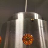 Deux suspensions Space-Age, en aluminium argenté avec prismes orange.