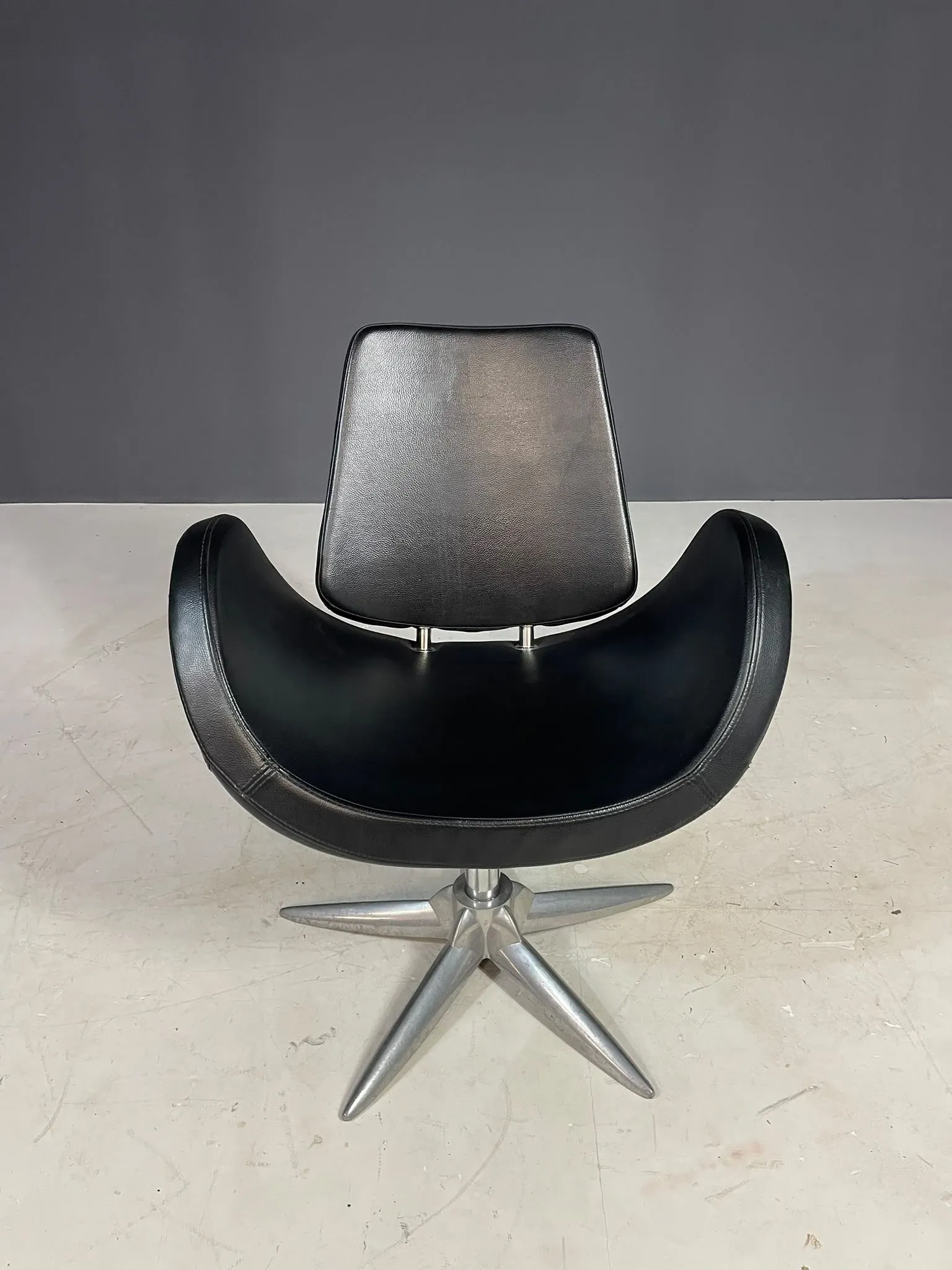Alipes black swivel salon chair with chrome star base by Giorgetto Giugiaro for Gamma & Bross, Italy, contemporary, 85 × 70 × 60 cm