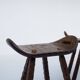 Ensemble de deux tabourets en bois sculptés à la main avec poignées.