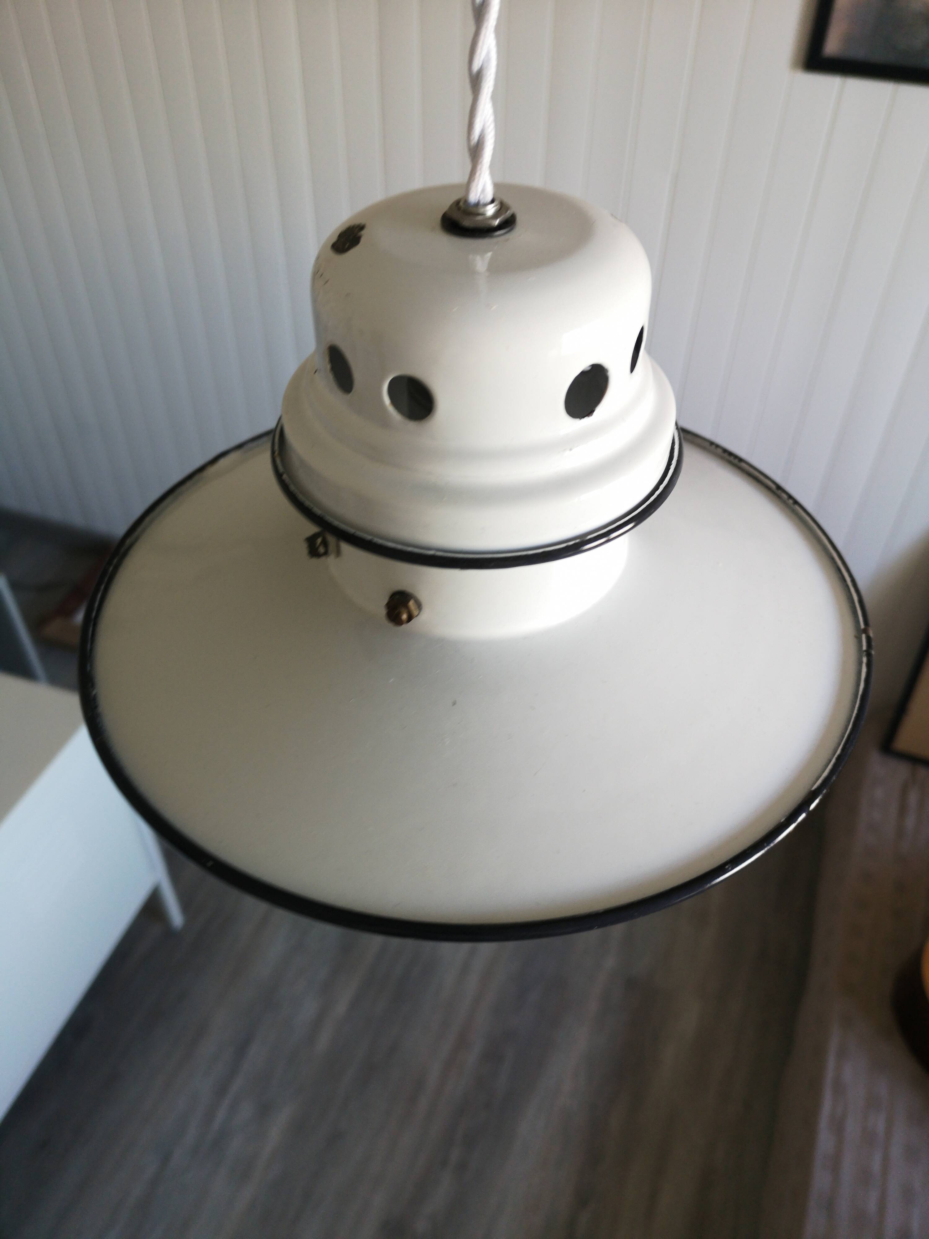 Enamelled metal suspension