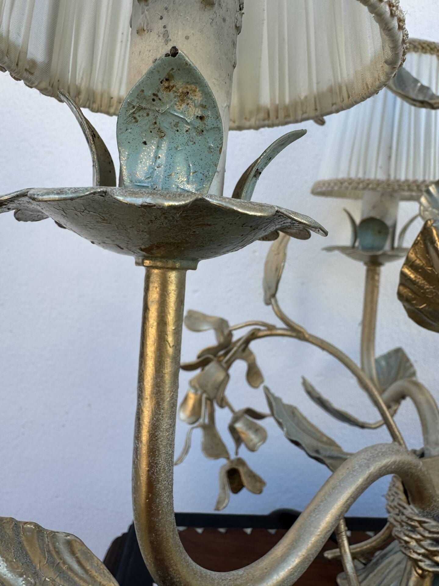 Florentine lamp with foliage from the 1970s.