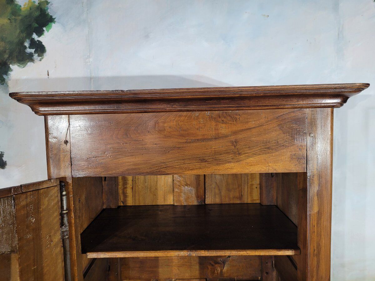 Small walnut bonnetière from the early 19th century.