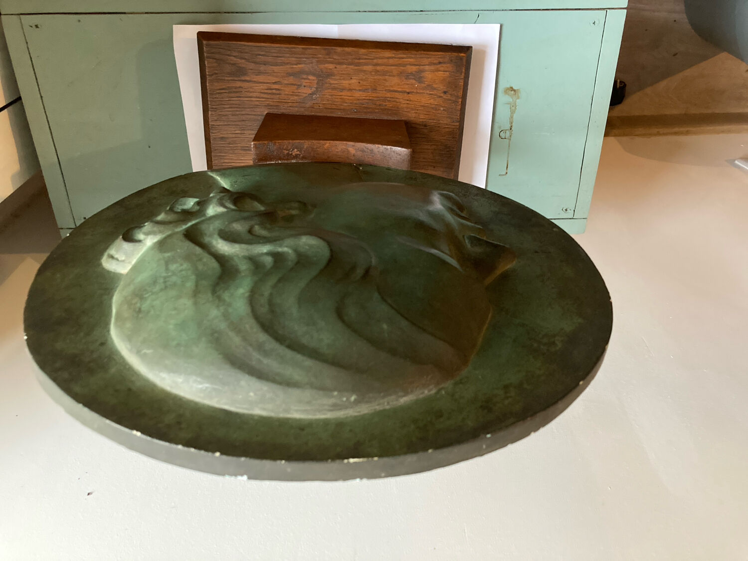Sculpture médaillon profil plâtre patiné