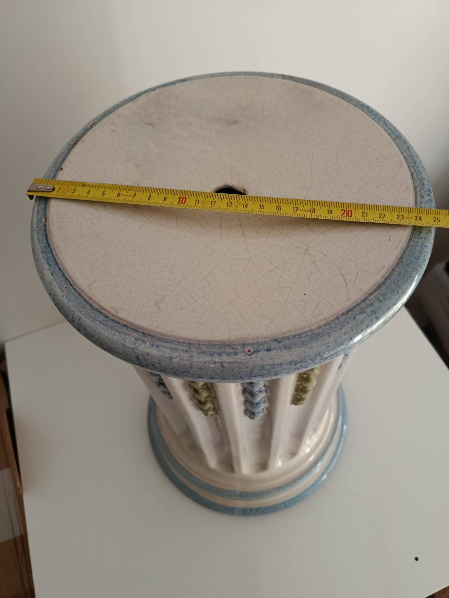 Art Deco column in ceramic