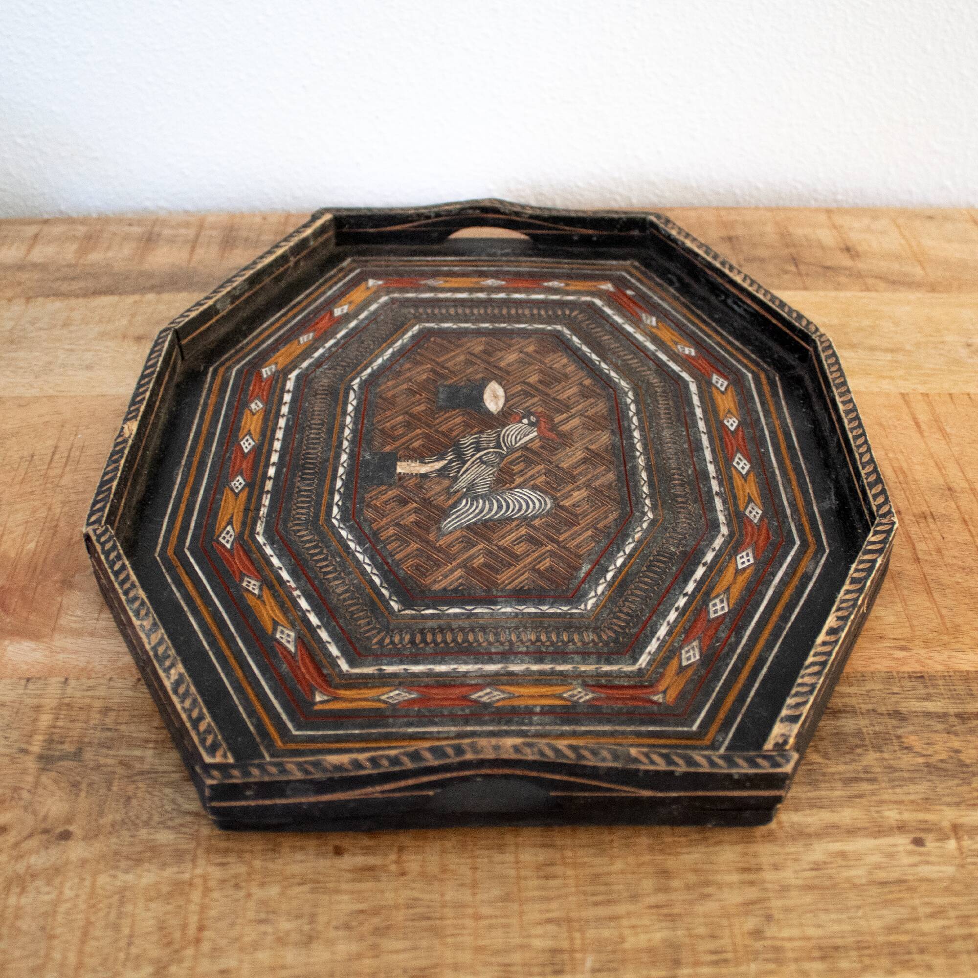 Plateau de service octogonal en bois Toraya indonésien sculpté à la main vintage