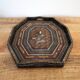 Plateau de service octogonal en bois Toraya indonésien sculpté à la main vintage