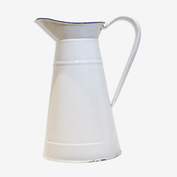 Enamelled metal watering can