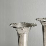 Duo de vases en métal argenté brillant