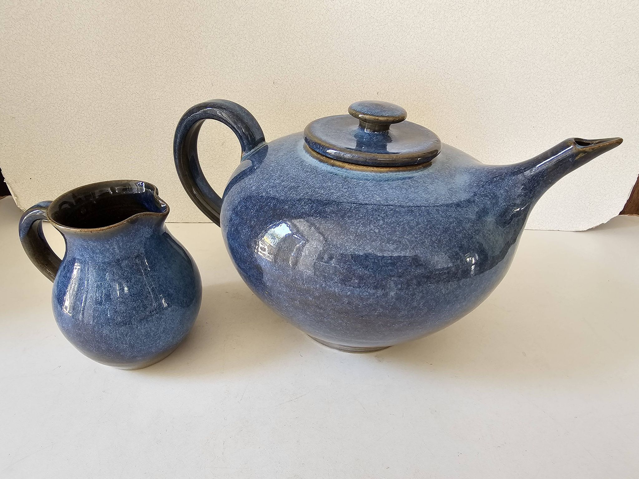Teapot and milk jug set in glazed ceramic (cobalt blue) design