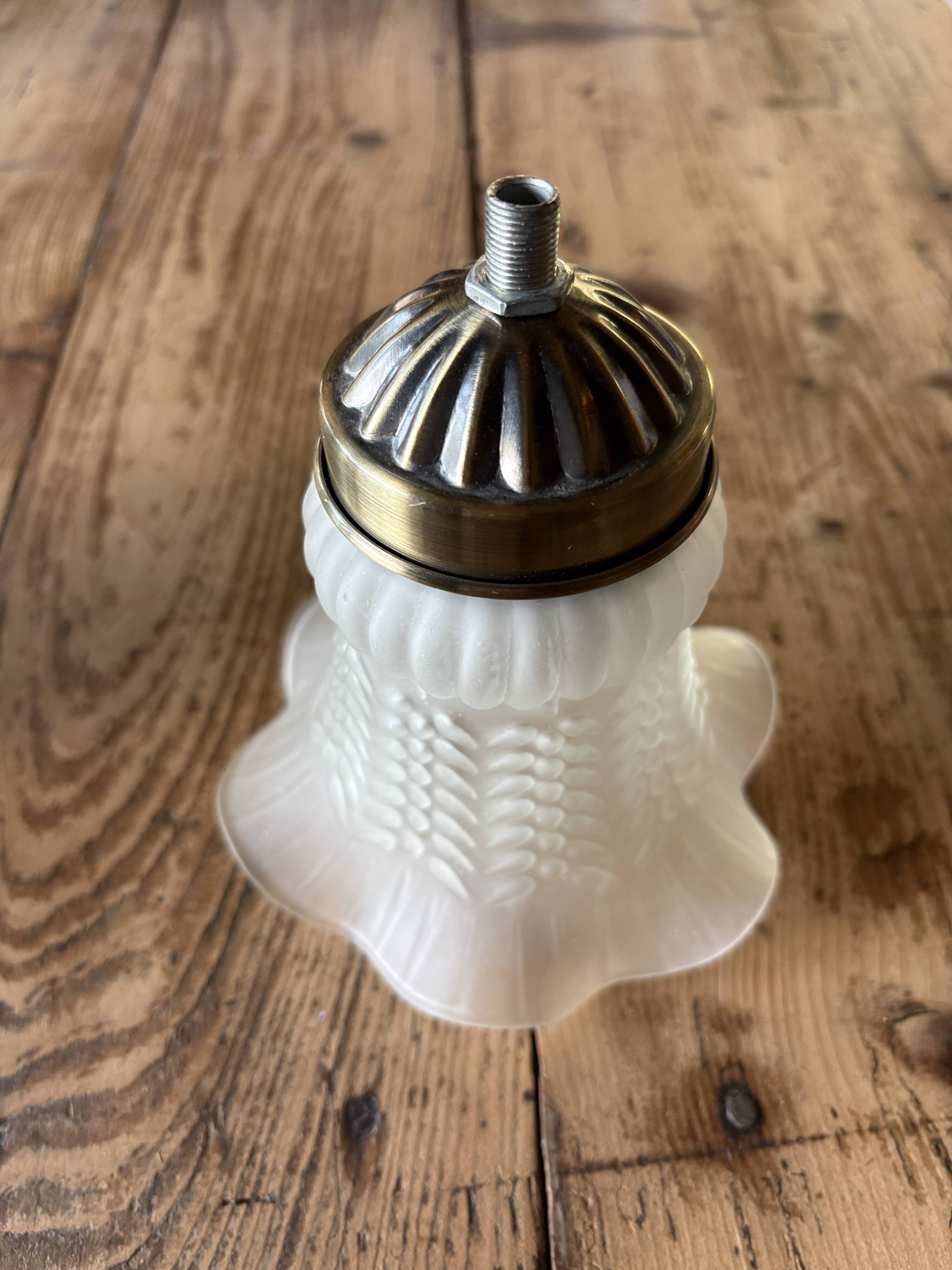 Suspension in opaline & brass – soft light and retro charm