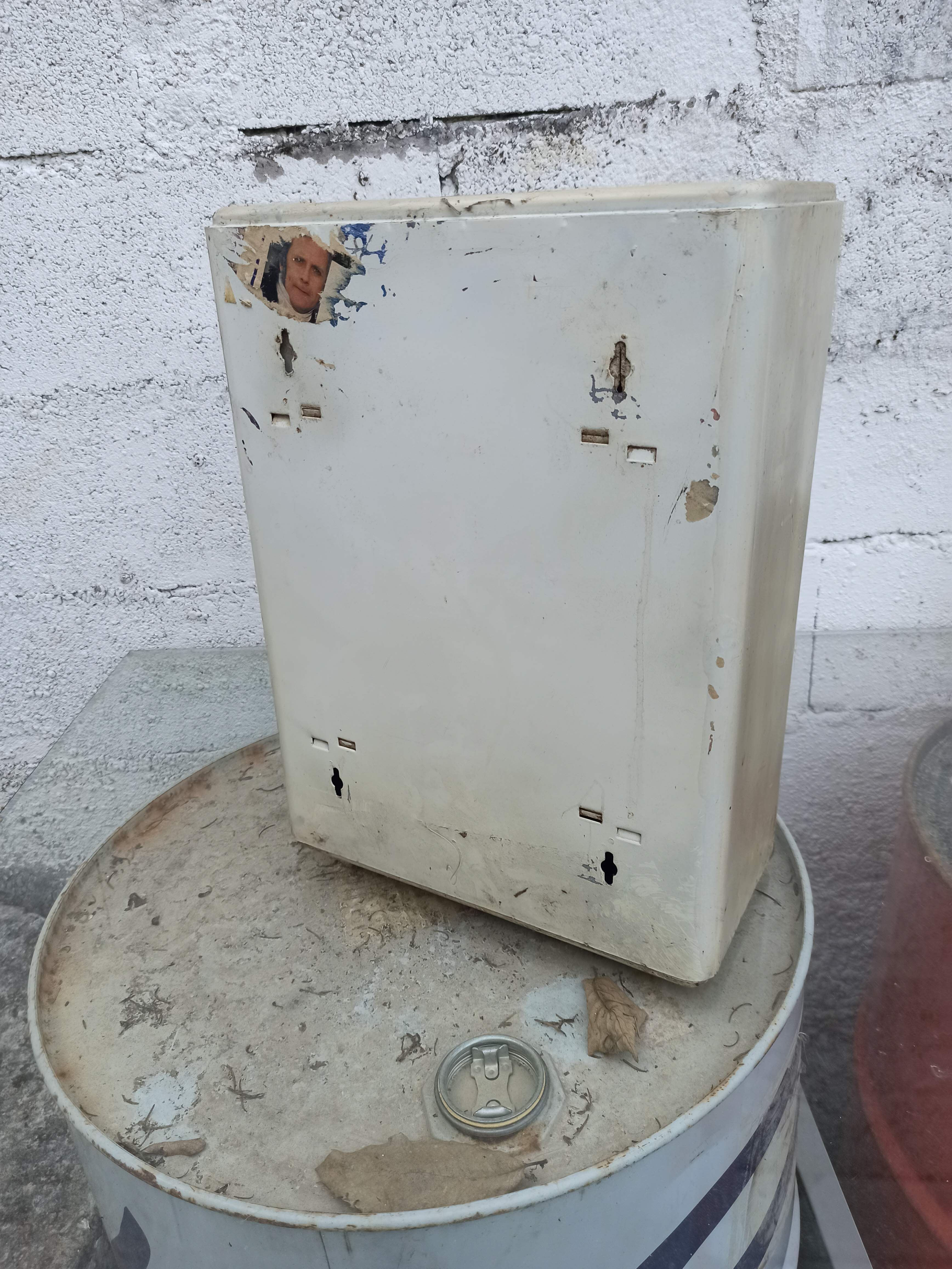 Medicine cabinet in mirror painted sheet metal