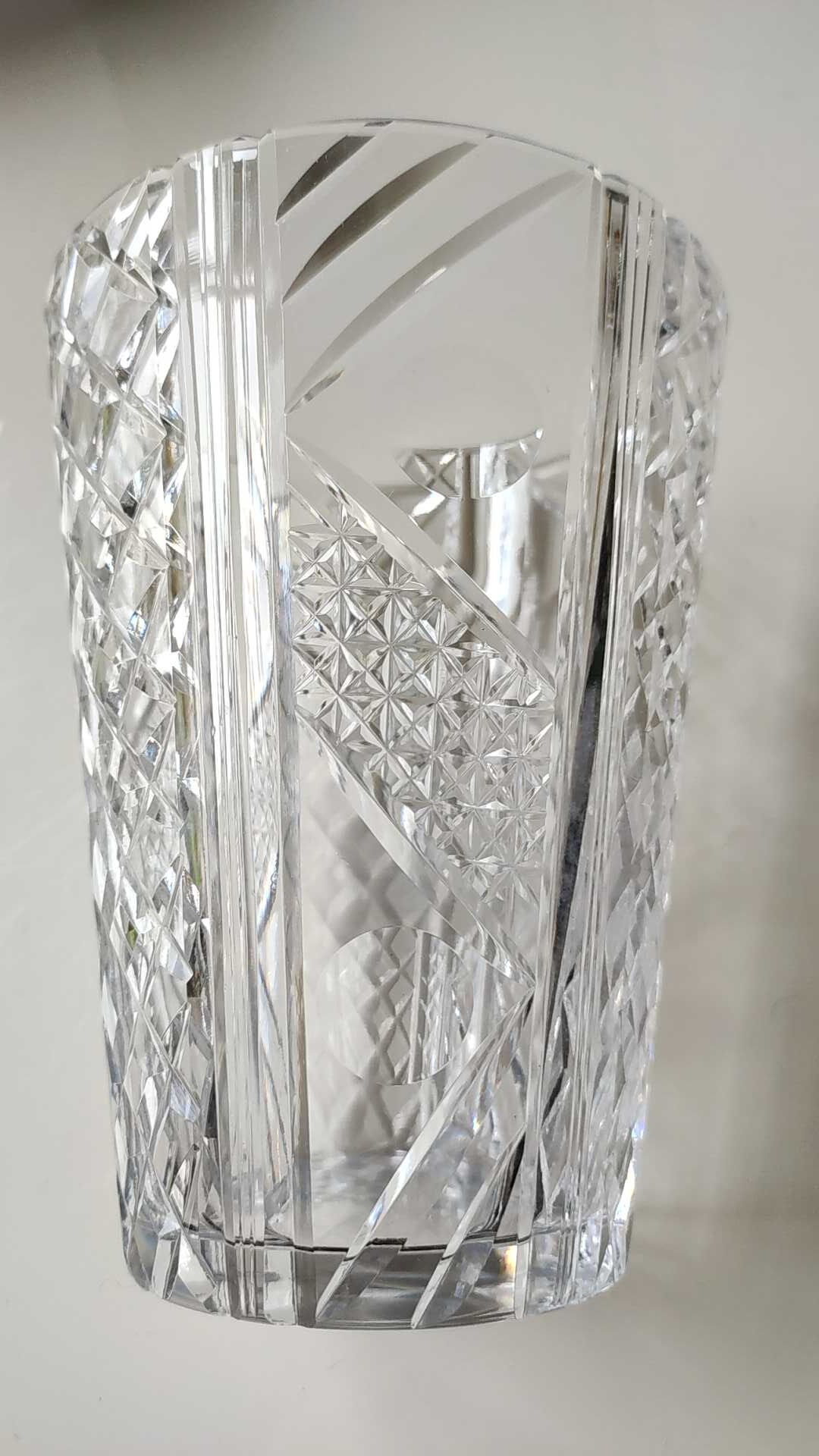 Vintage vase with flared neck in cut crystal - Decorated with geometric patterns / diamond braces