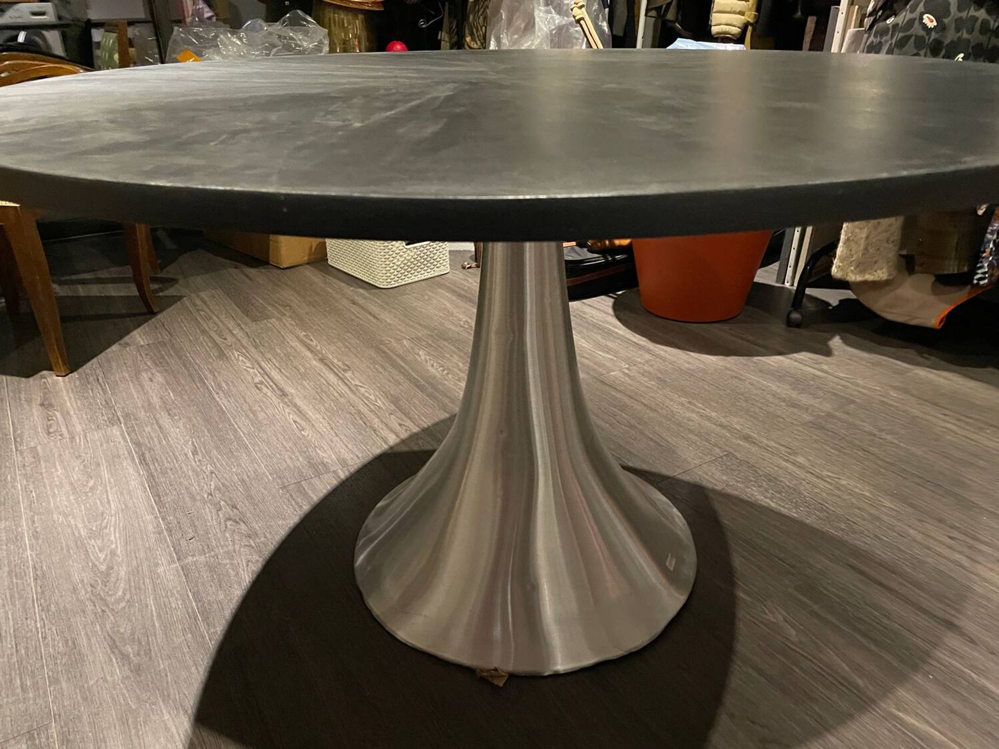 Table plateau noir ronde pied métal KARE design