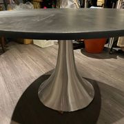 Table plateau noir ronde pied métal KARE design