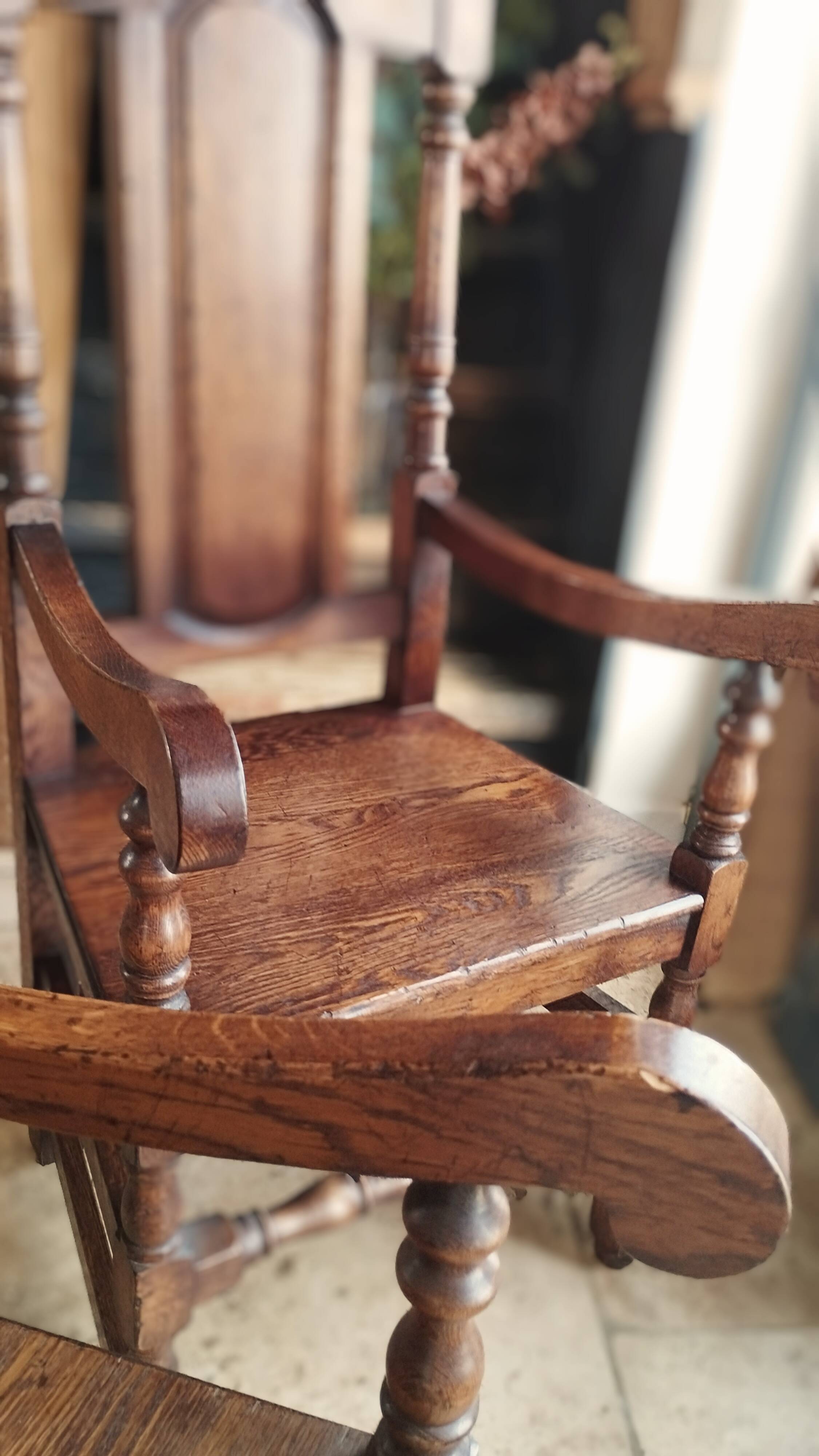 Paire de fauteuils en chêne massif patiné