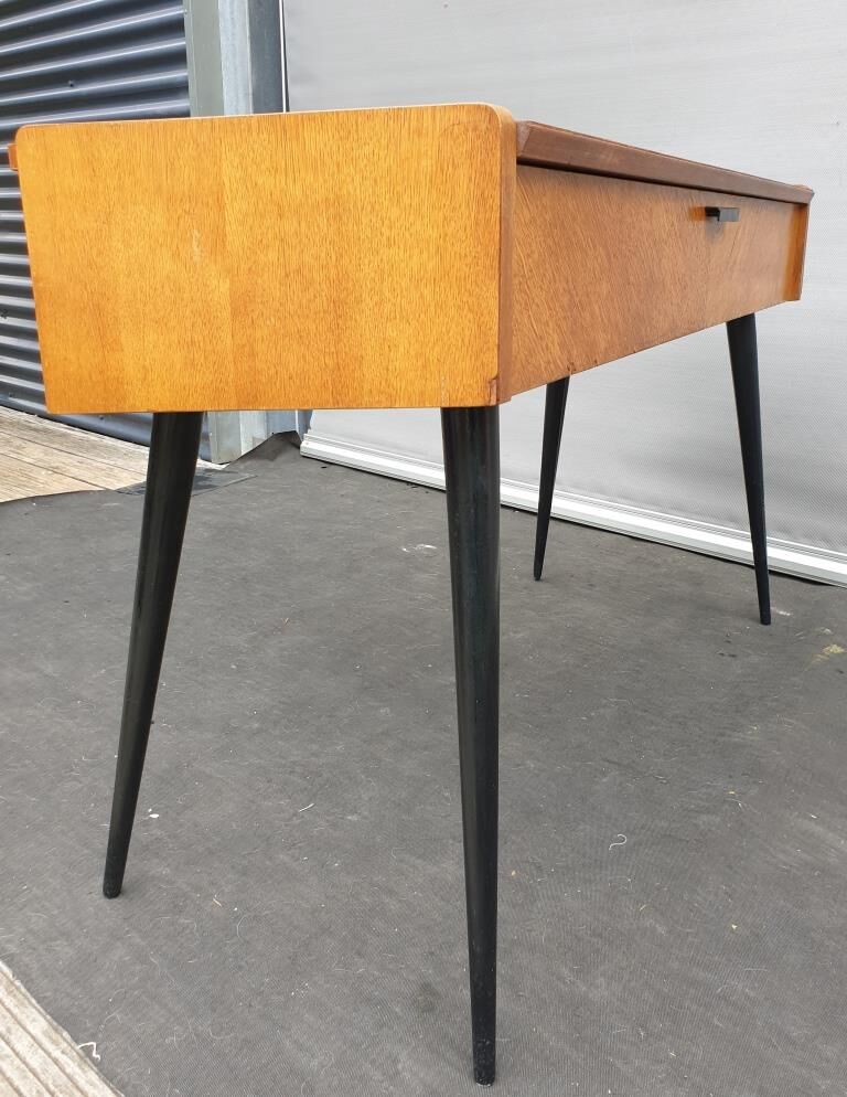 Console serves Singer Scandinavian design 1960