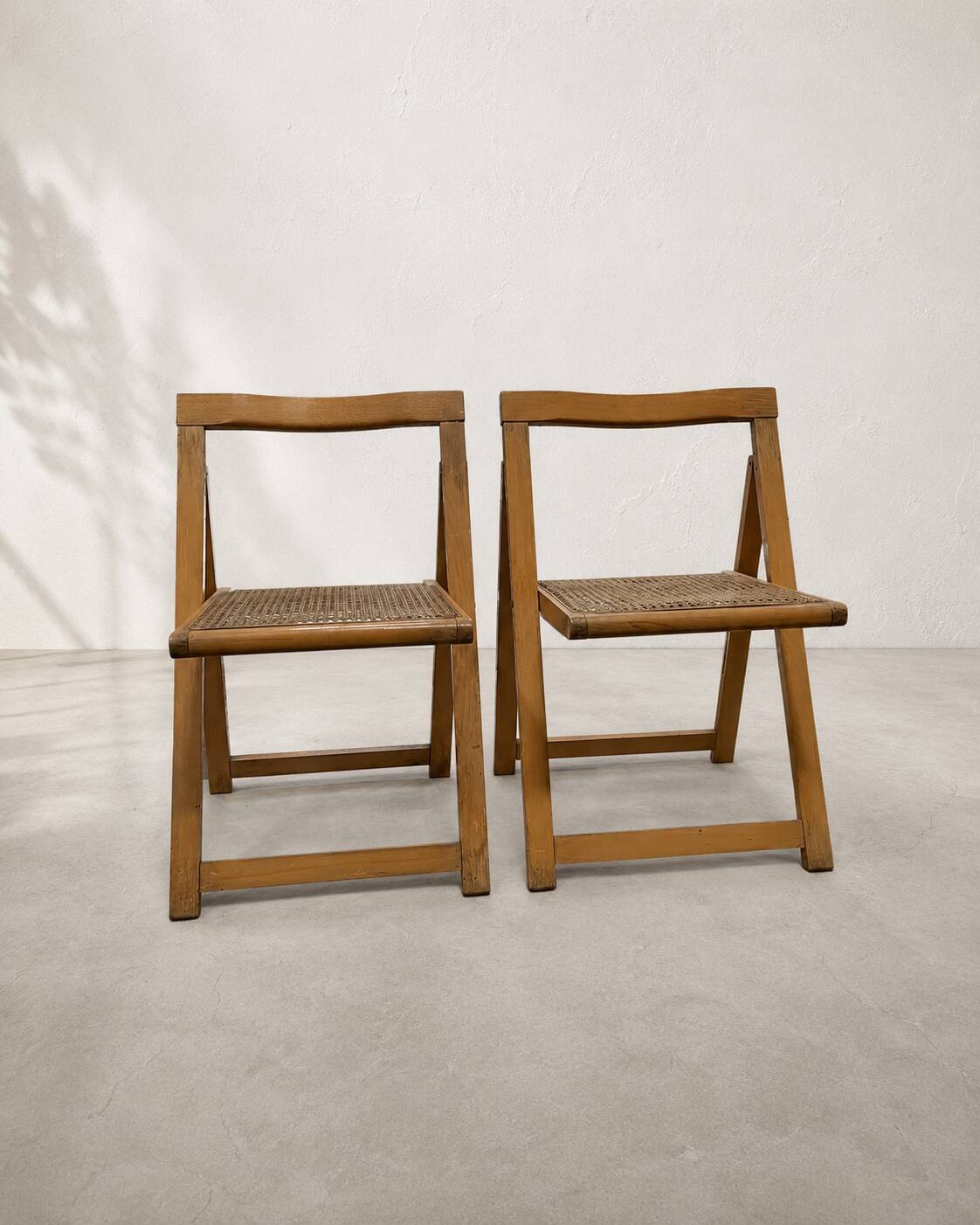 Paire de chaises pliantes cannage vintage