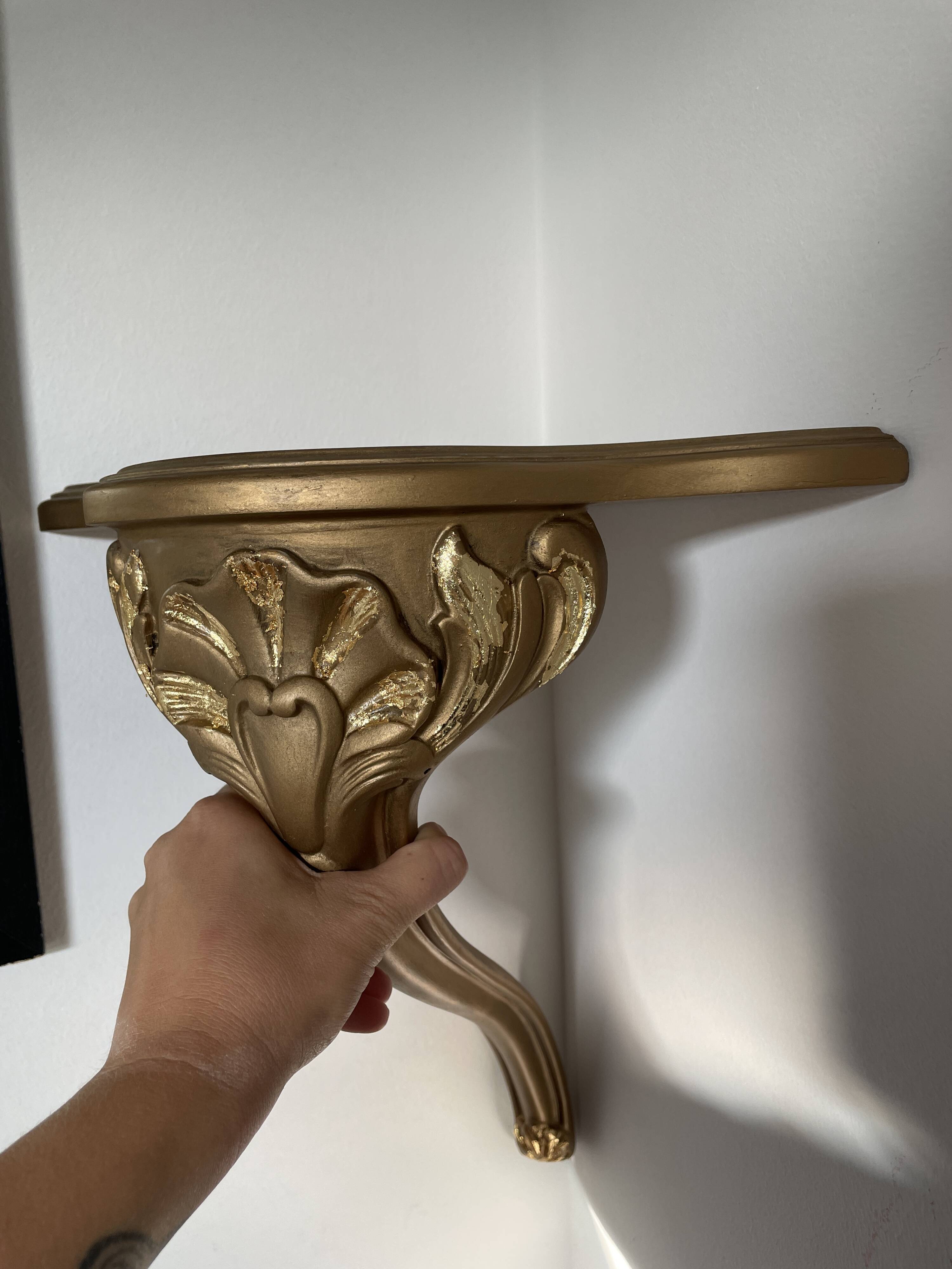 Old gold gilding corner cornice