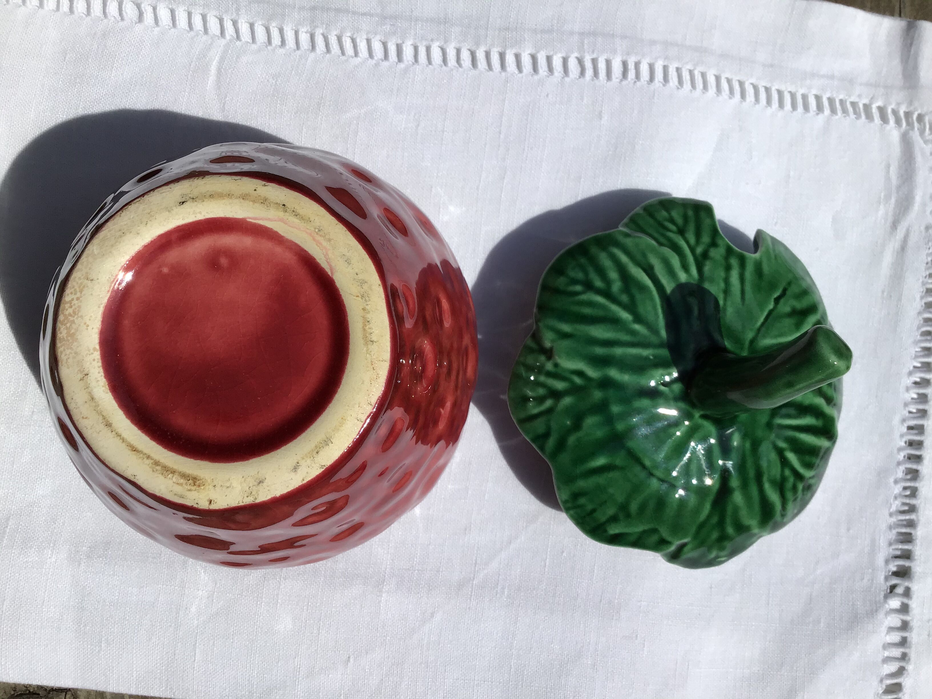 Barbotine strawberry jam pot