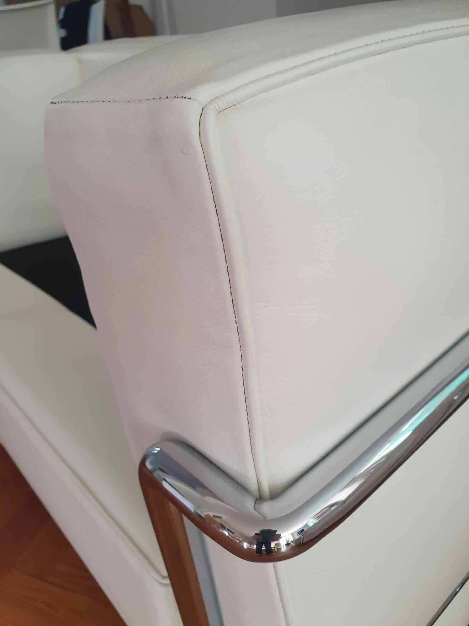 LC2 Le Corbusier 2-seater sofa, white leather, reissue by Cassina, excellent condition.