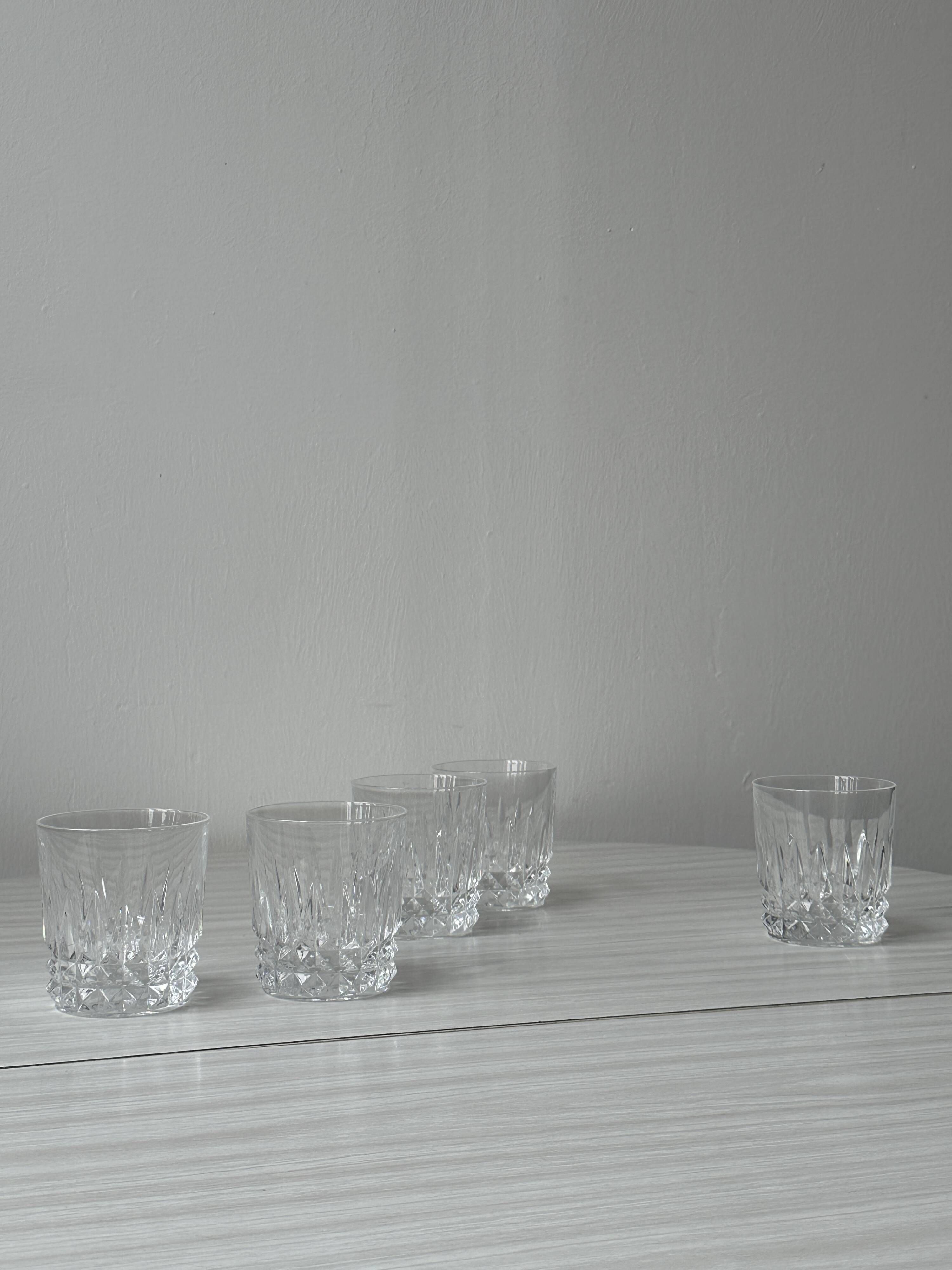 Ensemble de 5 verres à whisky en cristal ciselé