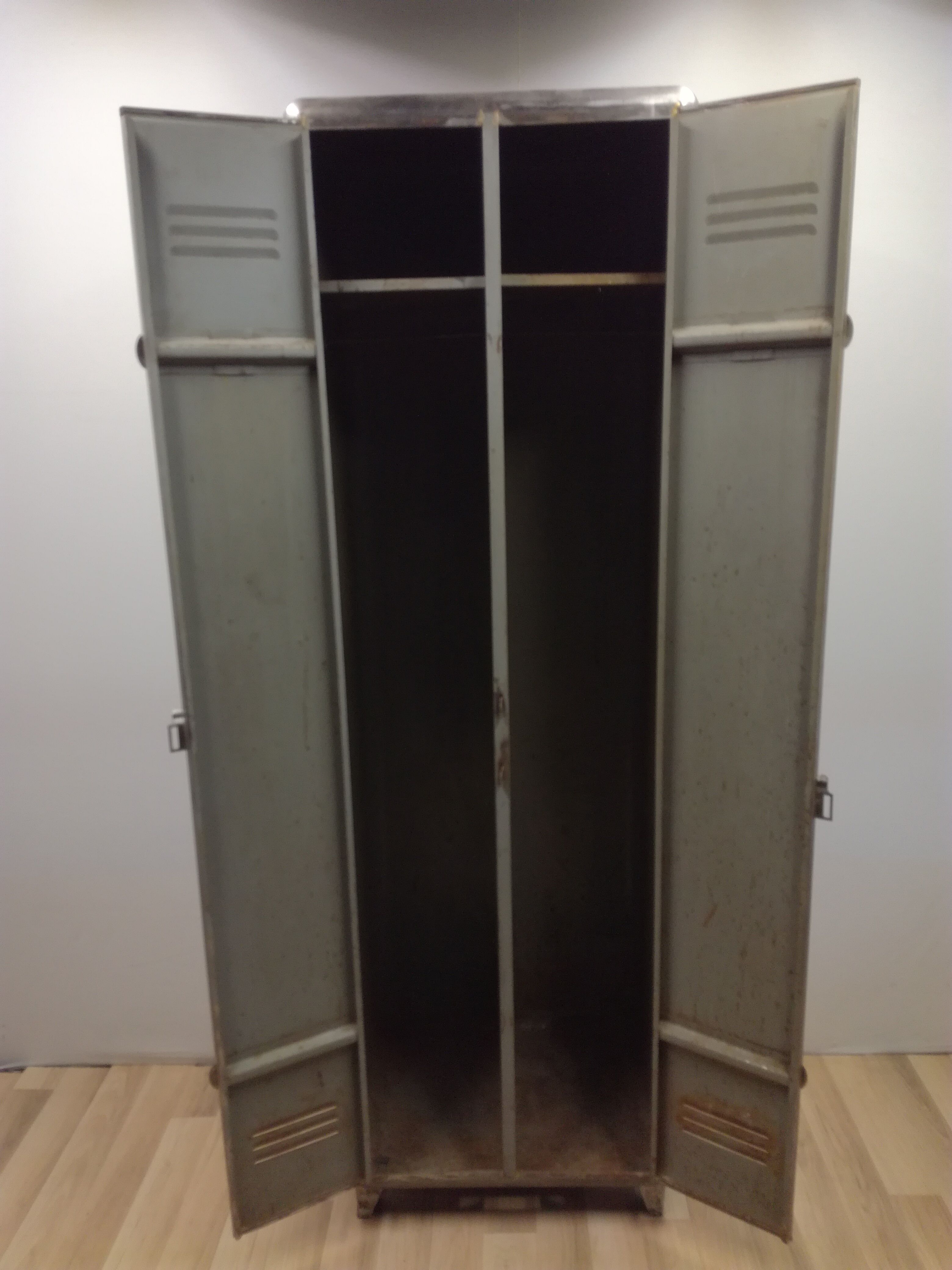 Metal industrial cloakroom