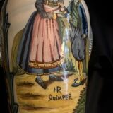 Vase Henriot Quimper, Signé HR, circa 1904-1922, numéroté 13, bretons, fleurs