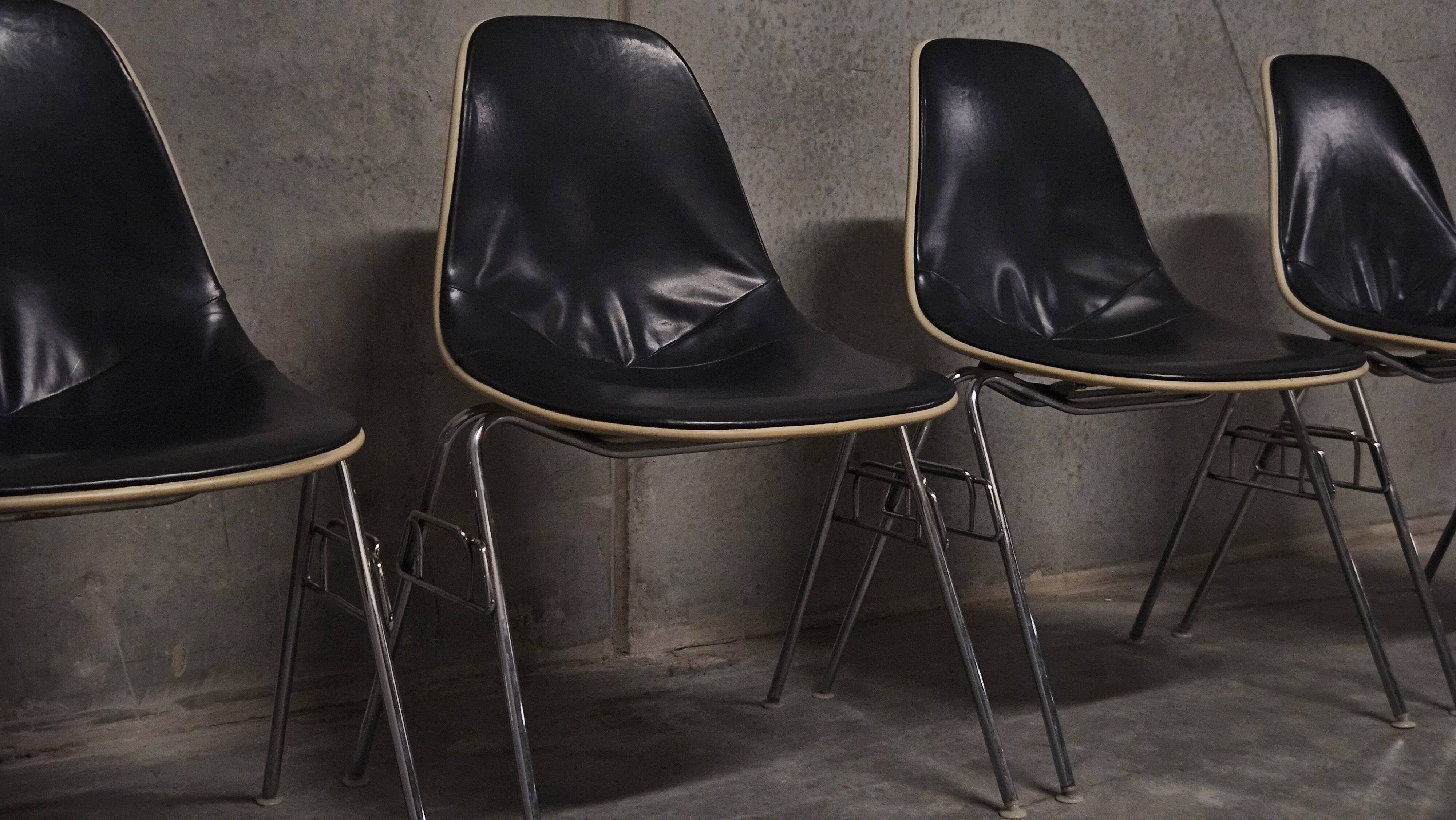 Eames chair by herman miller - model dss