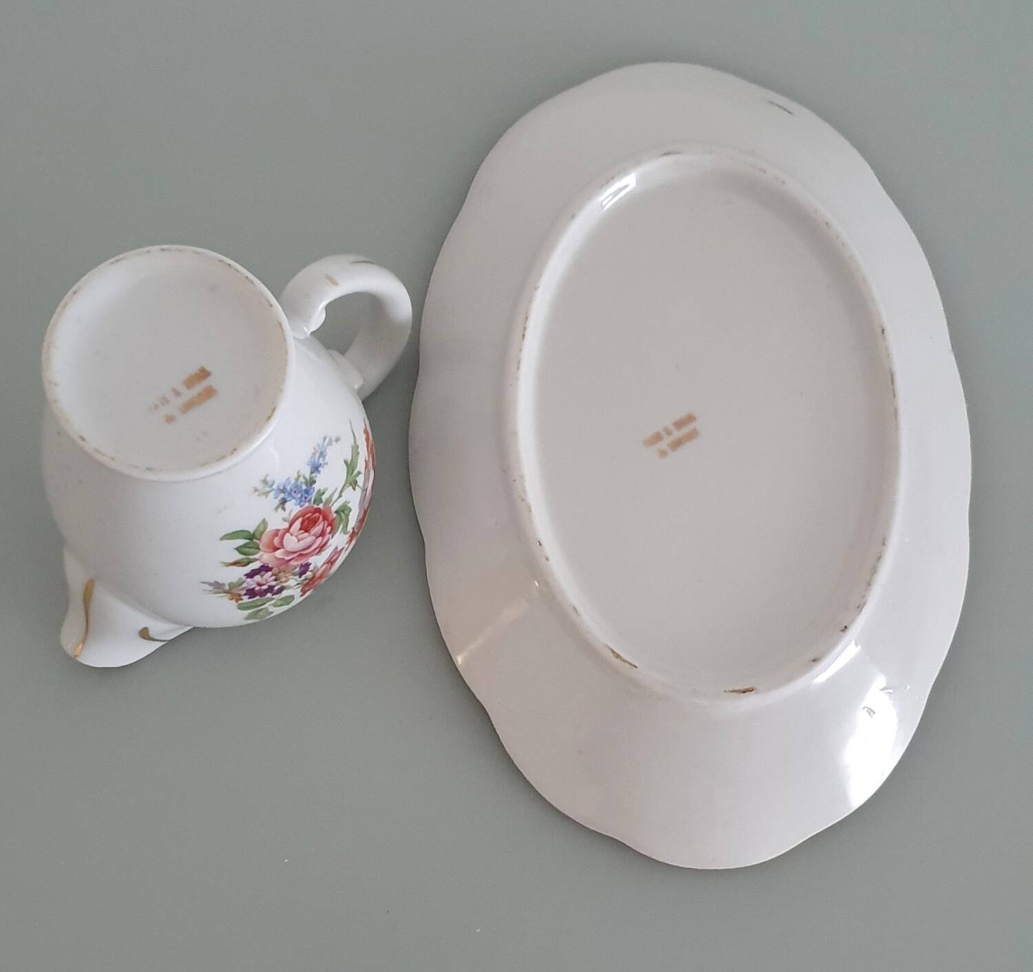 Pot à lait et son plat de présentation en porcelaine émaillée de Limog