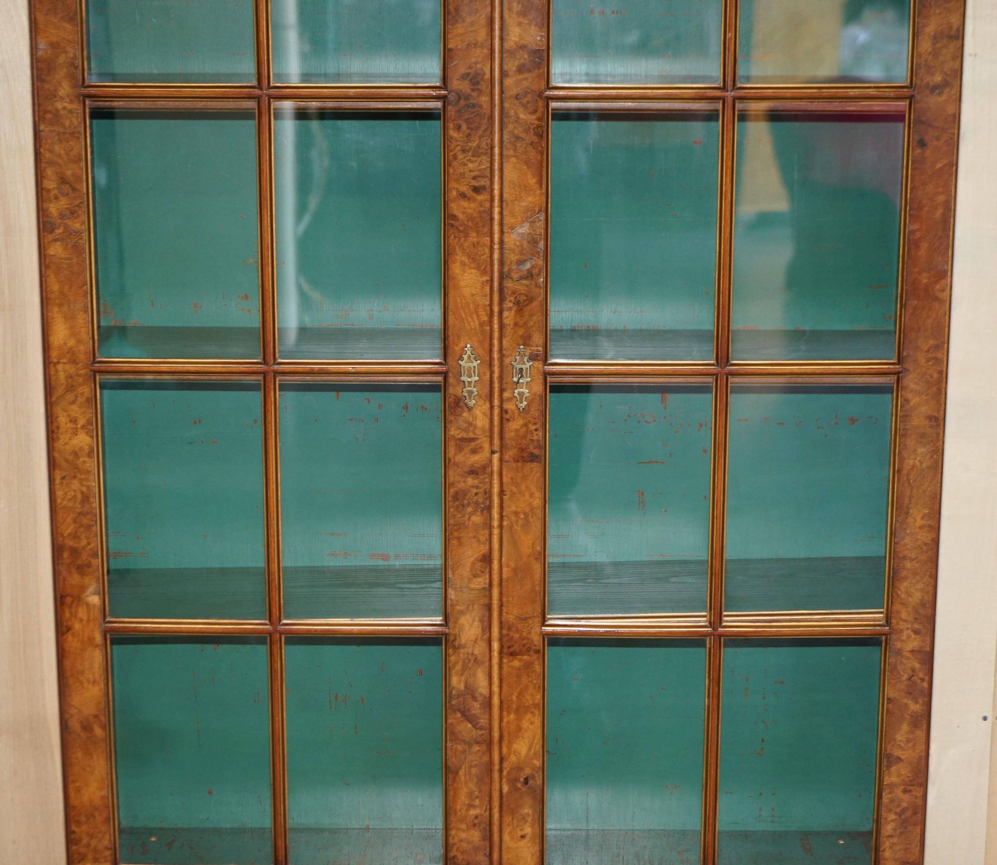 Bibliothèque victorienne en noyer loupe avec portes vitrées gothiques