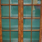 Bibliothèque victorienne en noyer loupe avec portes vitrées gothiques