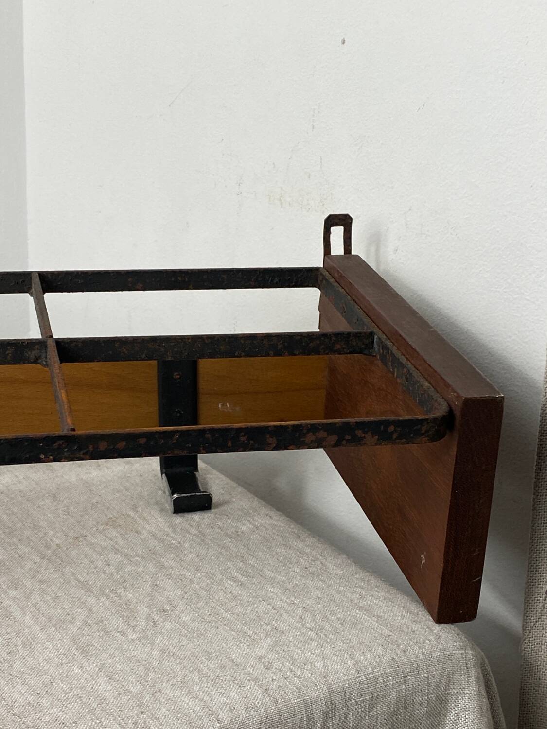 Wall-mounted coat rack with 5 wood and iron hooks