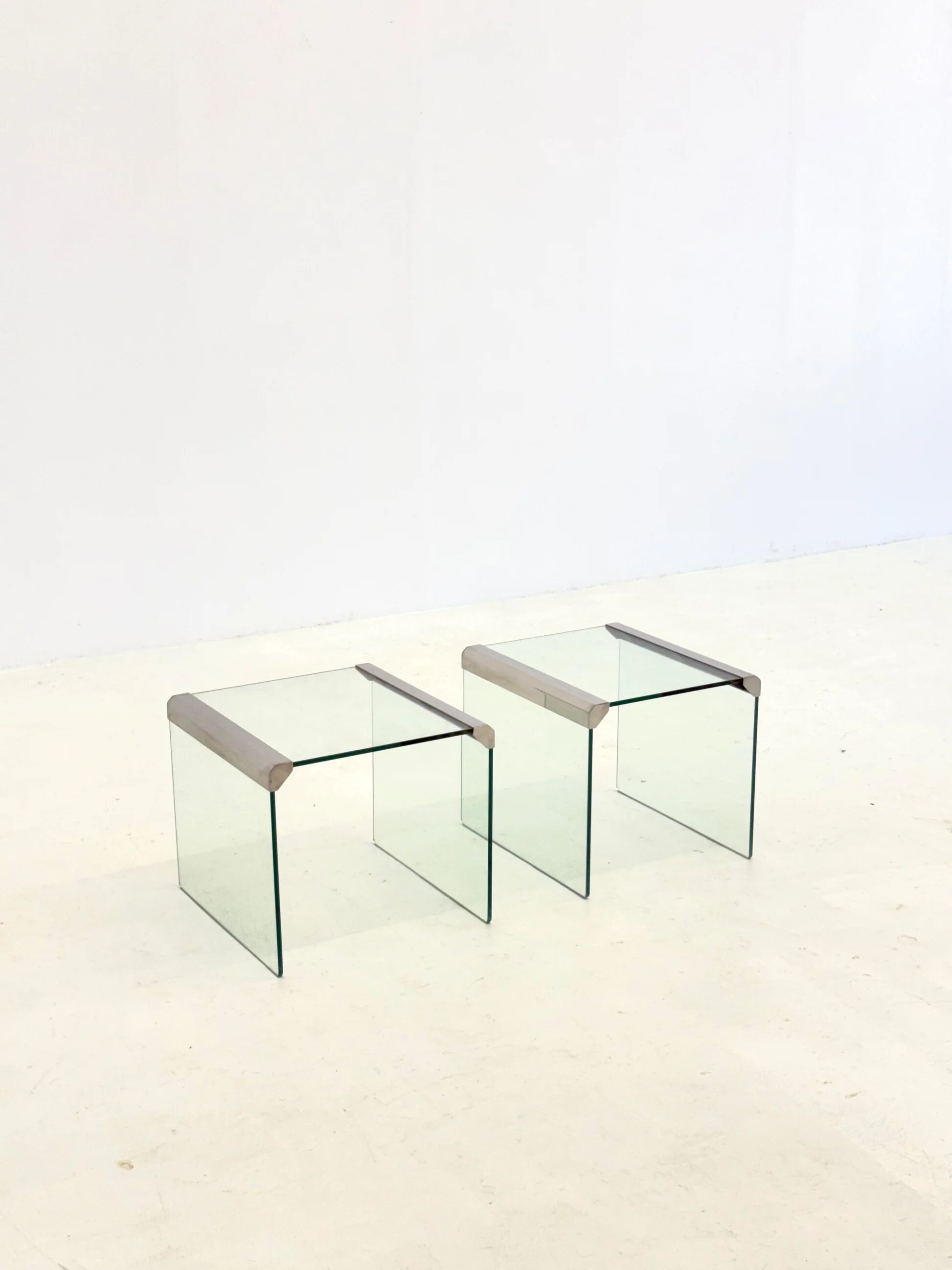 Ensemble de deux tables d'appoint en verre transparent Gallotti & Radice