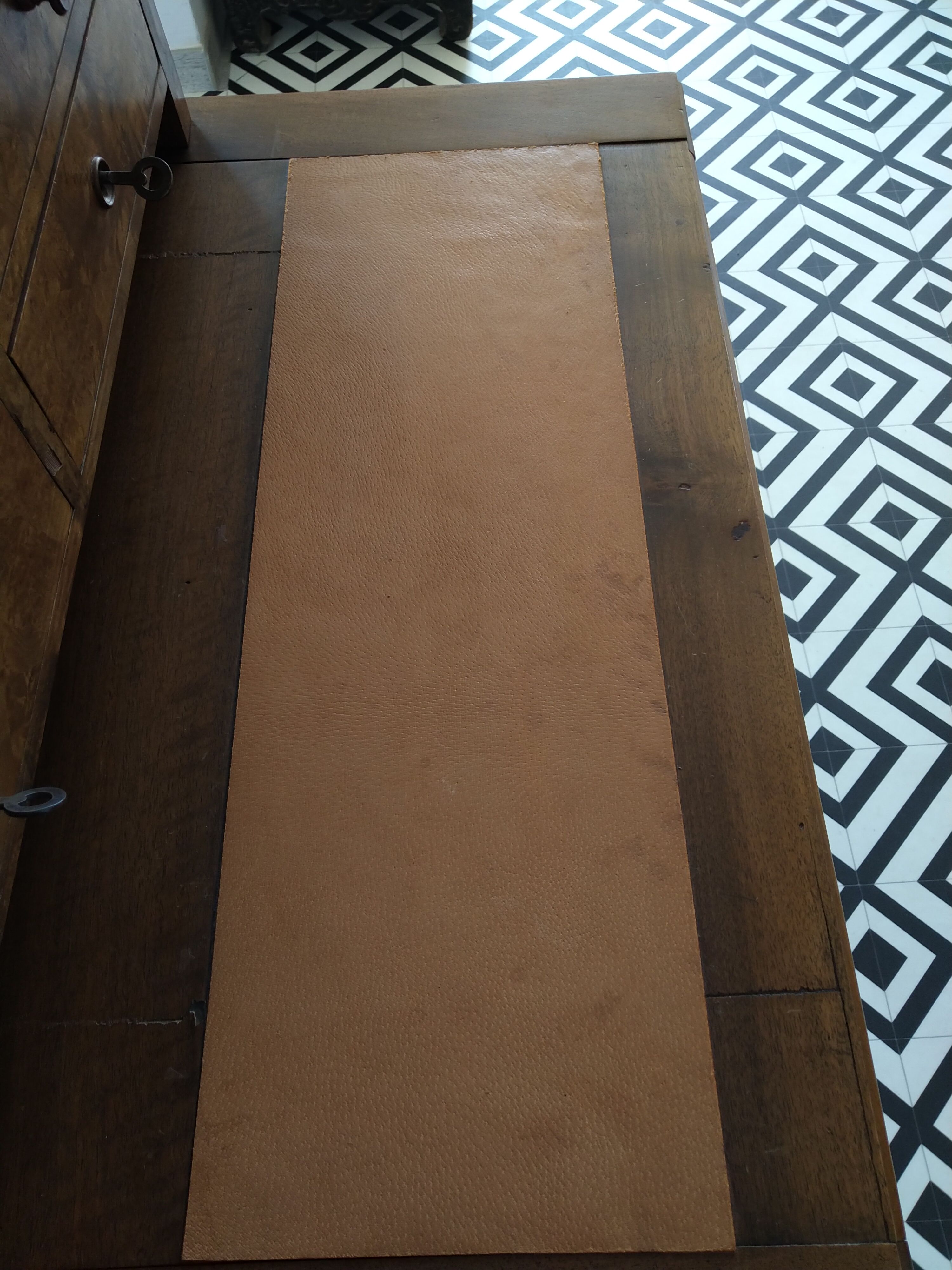 Sliding tray tiered desk