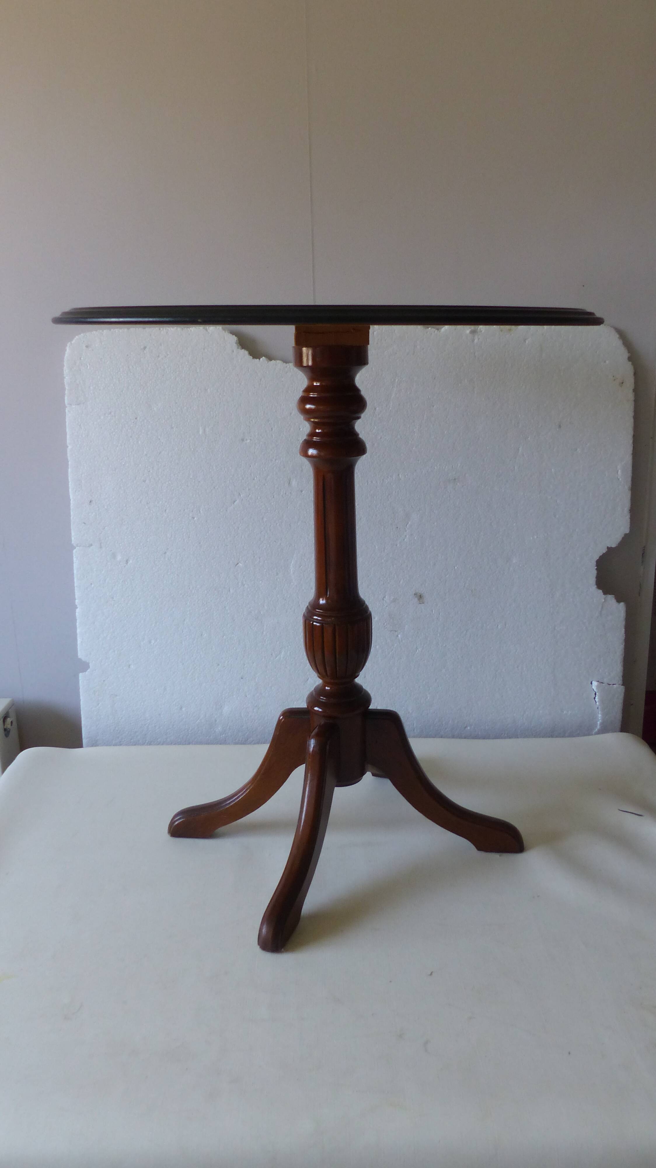 Oval pedestal table