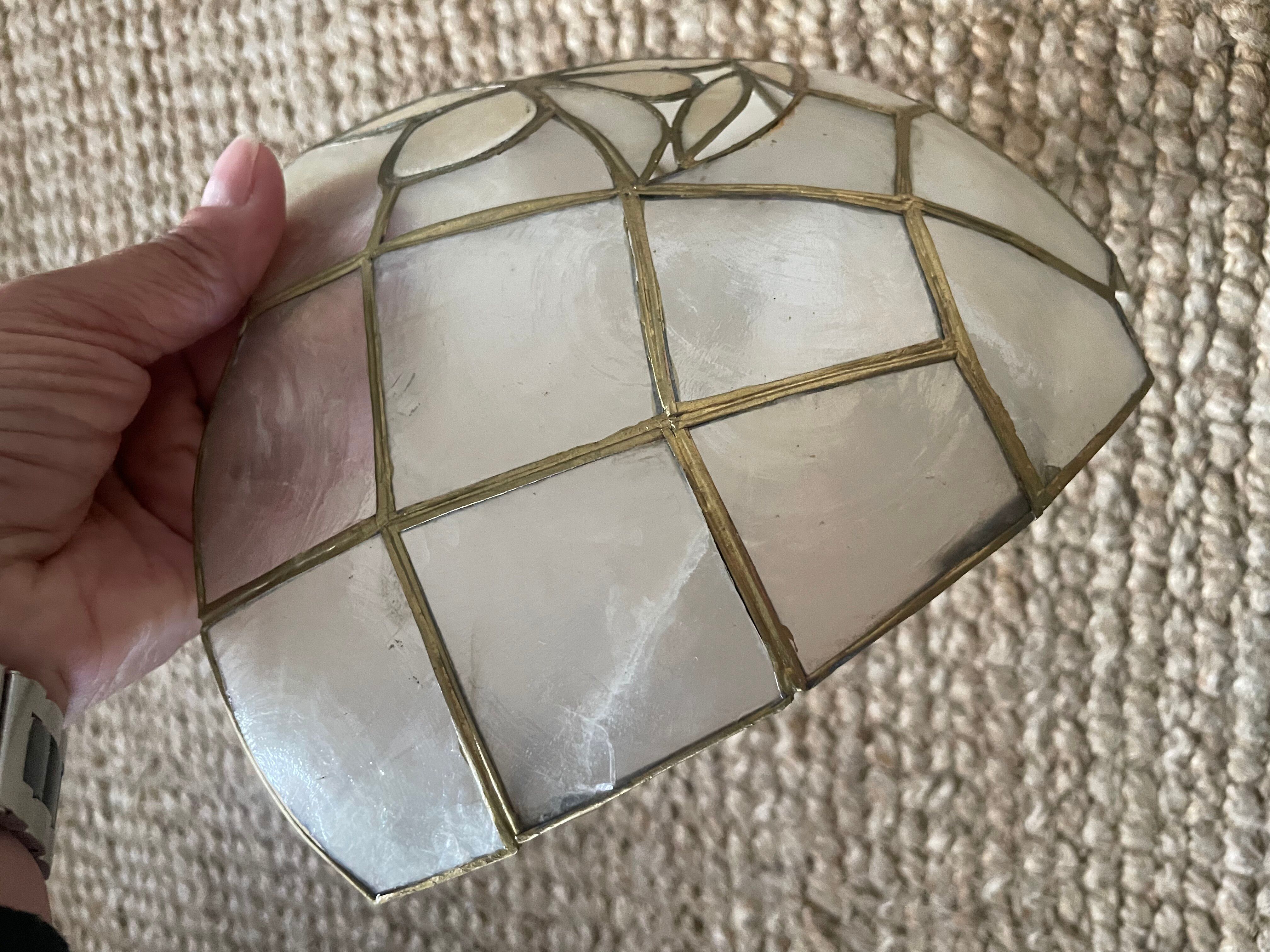 Pair of vintage wall lights in mother-of-pearl and gilded brass.