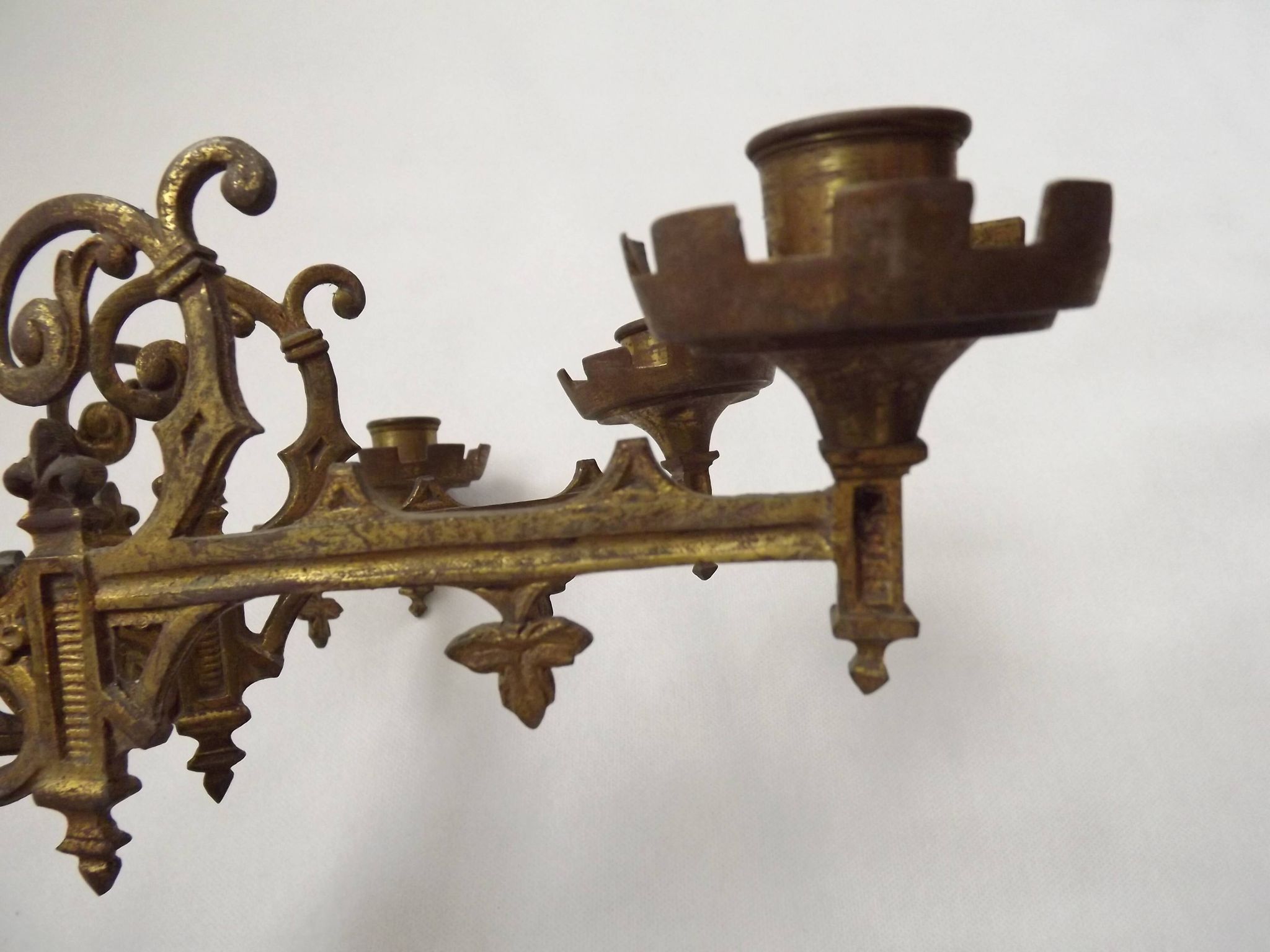 Ensemble élégant de trois appliques murales en bronze doré de style gothique français.