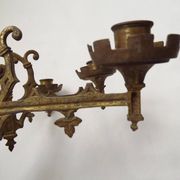 Ensemble élégant de trois appliques murales en bronze doré de style gothique français.