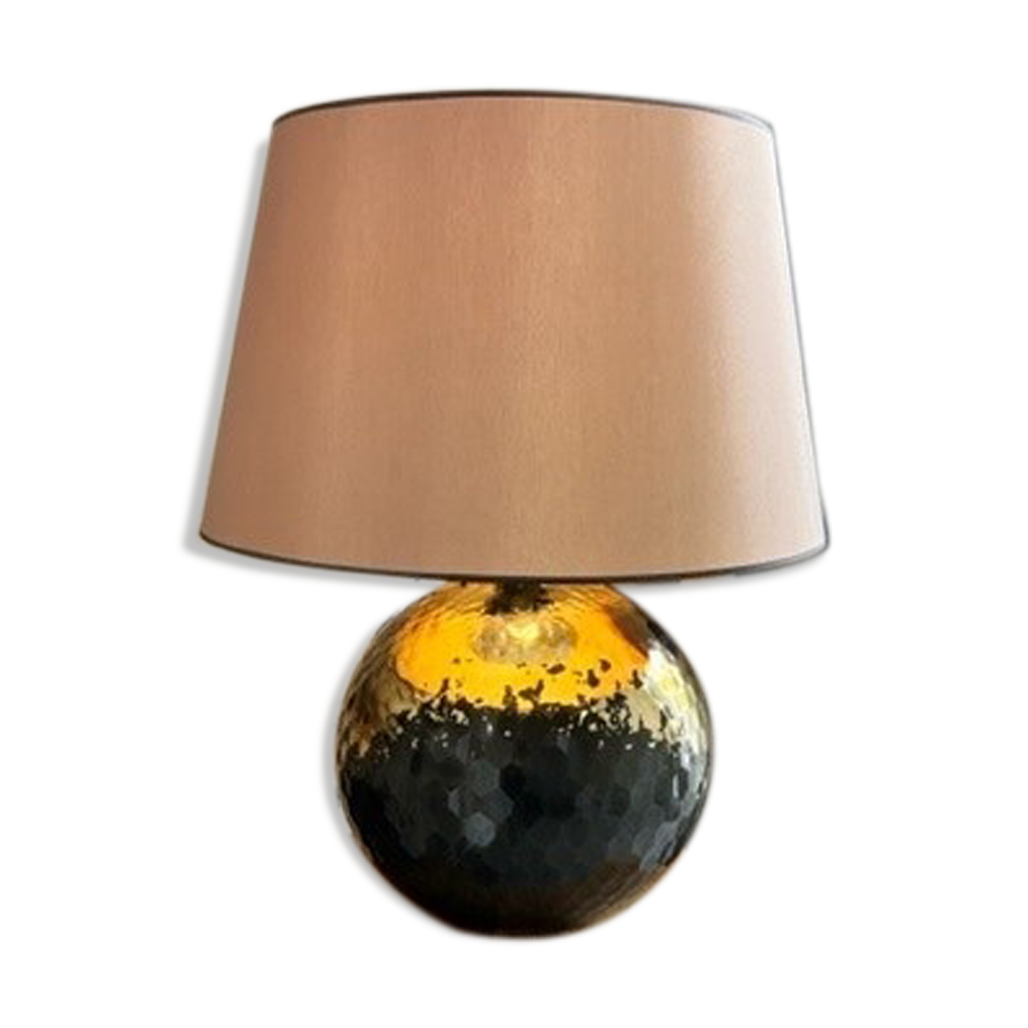 Lampe en bronze martelé insérée dans une table carrée en teck