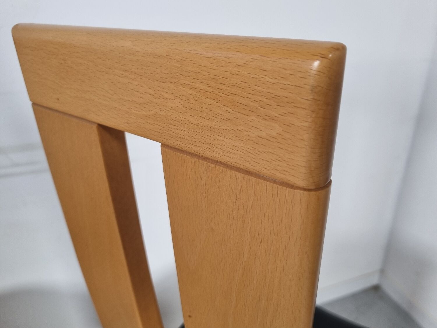 4 chaises  en cuir et bois , années 80