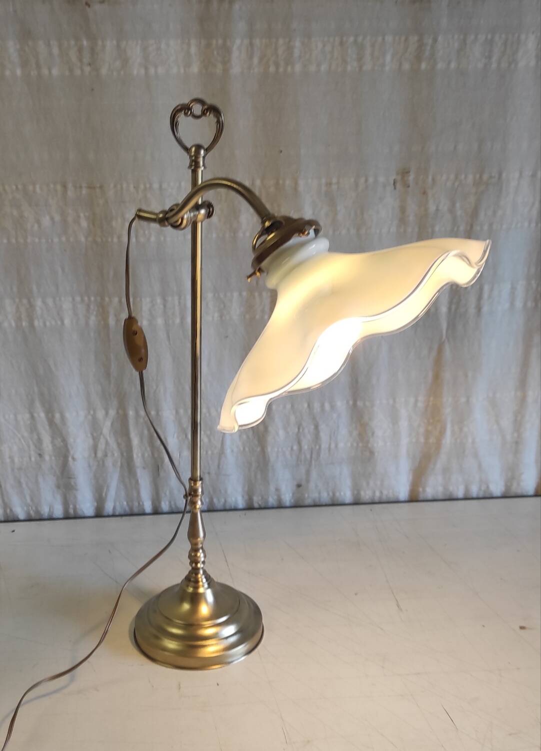 Articulated table lamp in brass and opaline - mid 20th century.