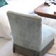 Fauteuil chauffeuse crapaud vintage en velours bleu à franges