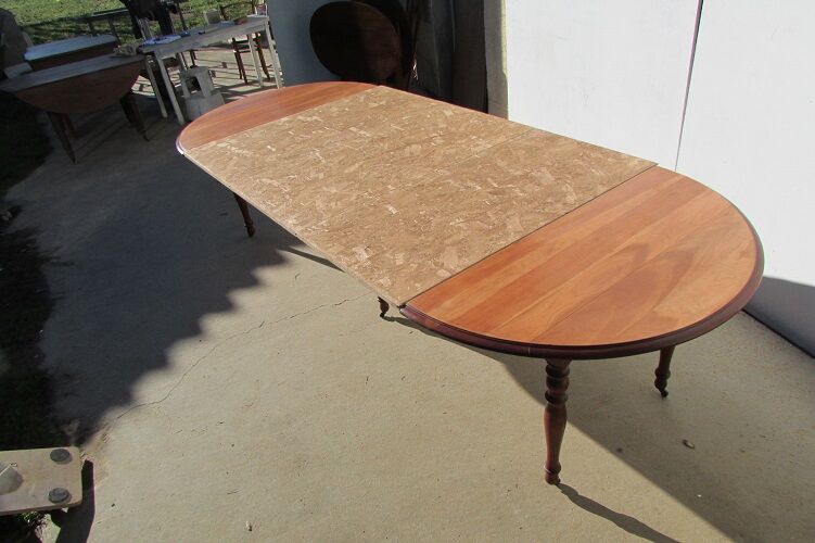 Extendable panel with pans on wheels in cherry