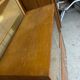 Bibliothèque en bois clair pieds compas