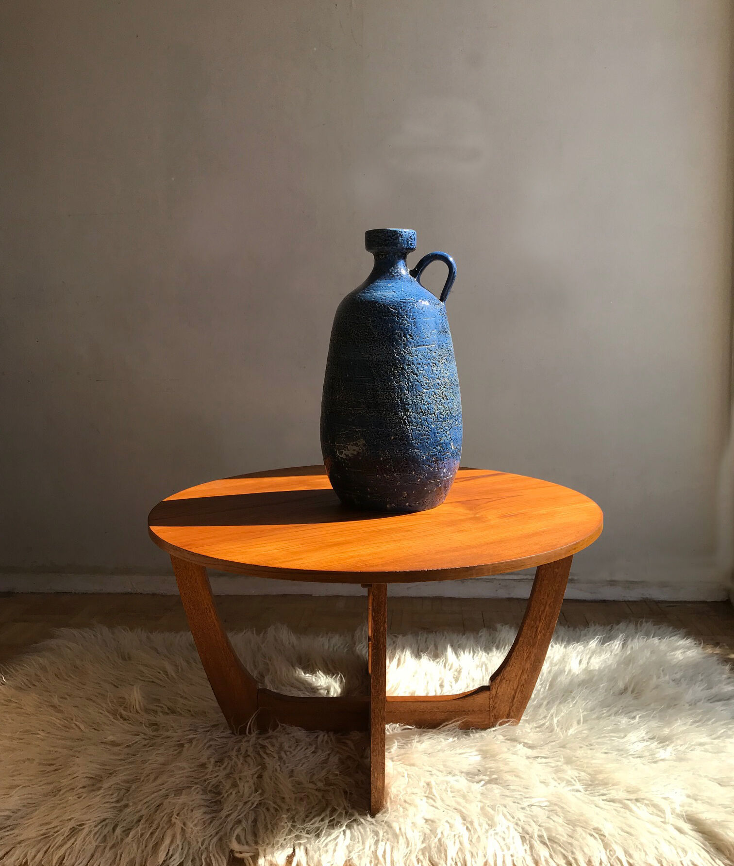 Table basse ronde en tek des années 1960