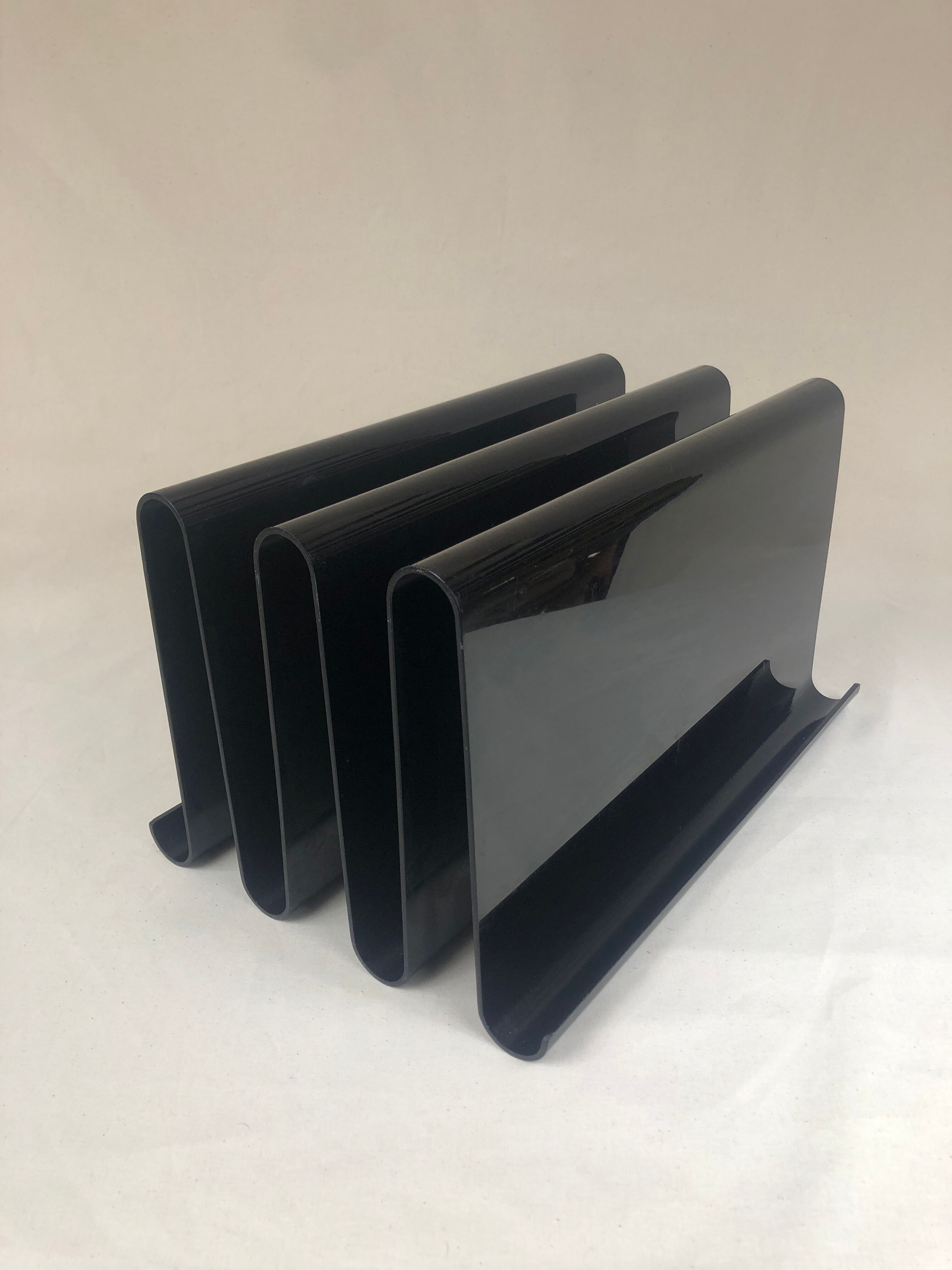 Vinyl door / black plexiglass magazine holder