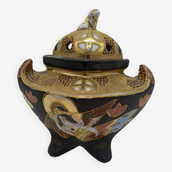 Satsuma perfume burner. Japan. 20th century.