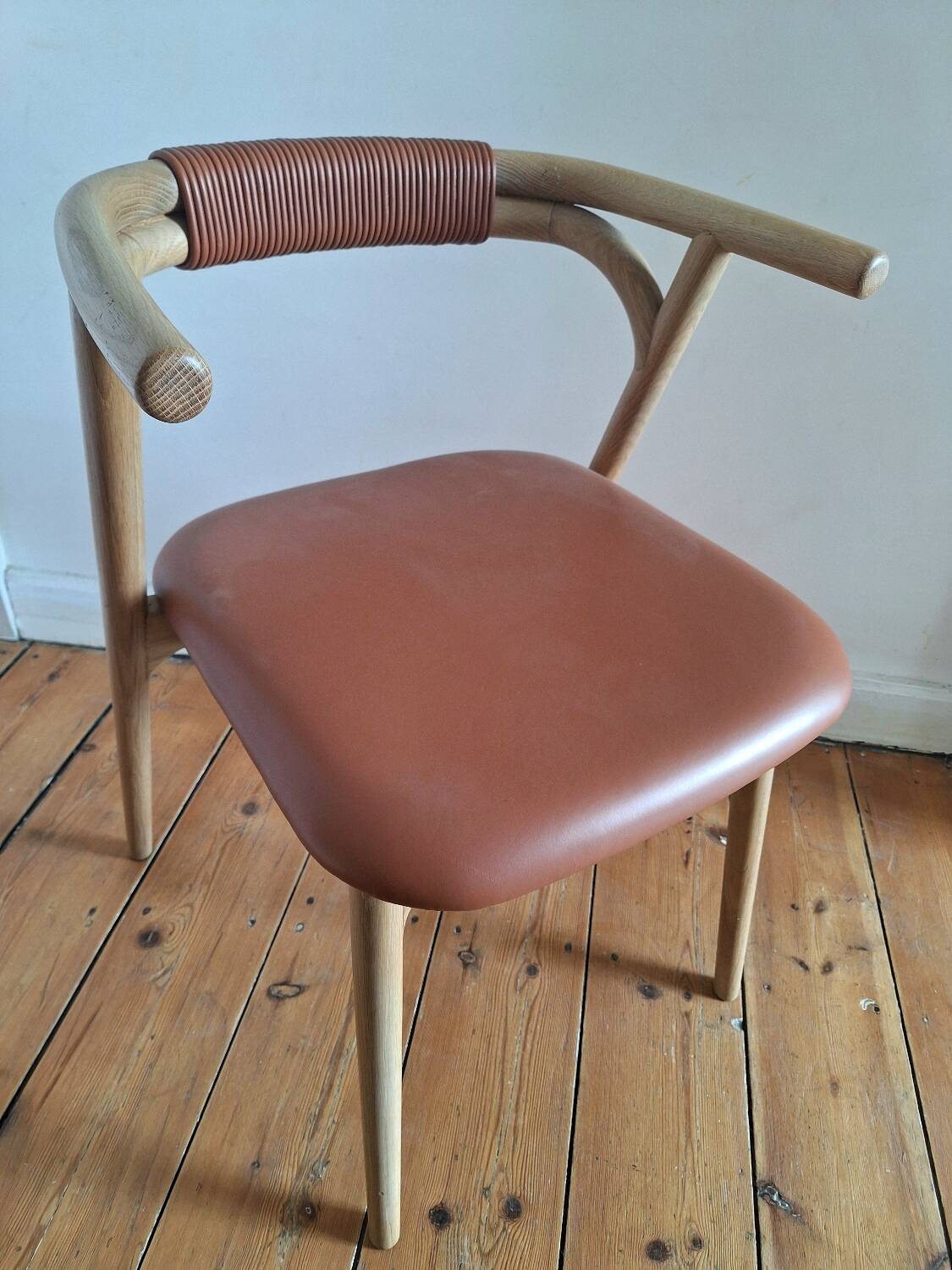 Fauteuil de table fermyo ampm chêne et cuir, siège design